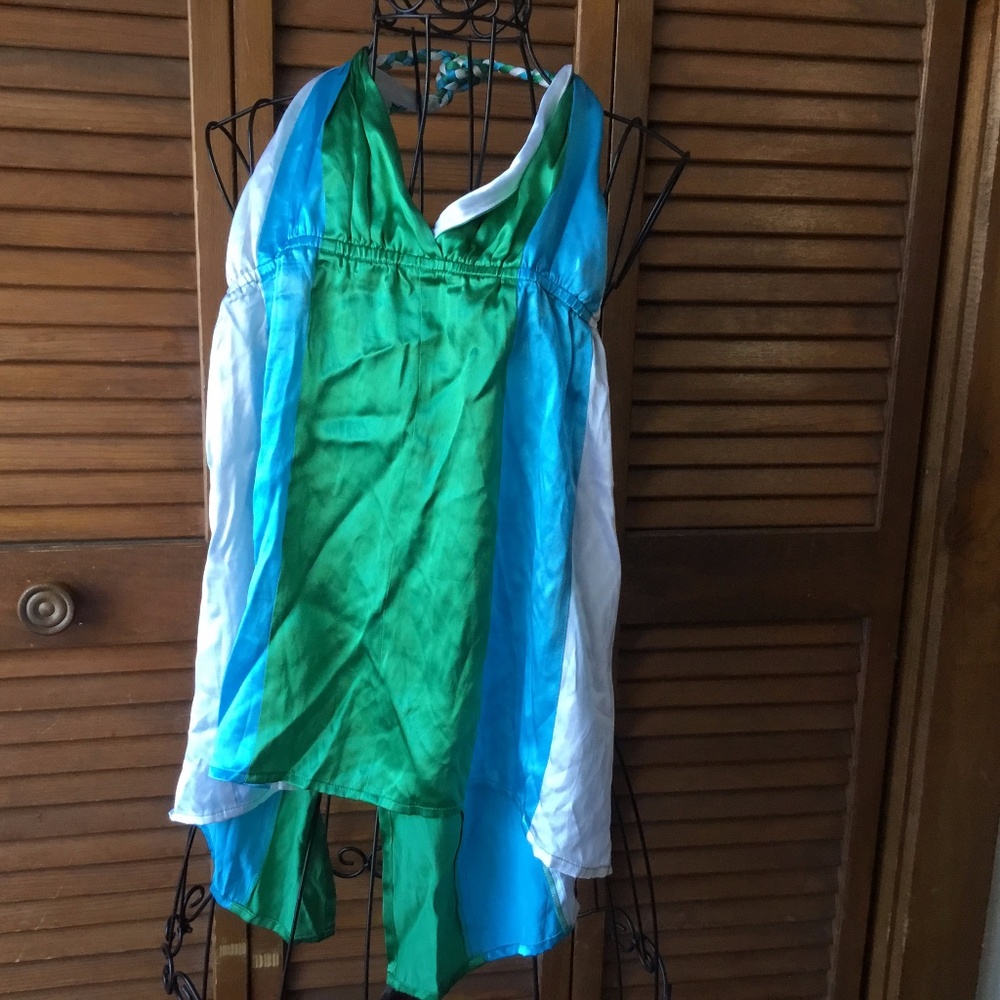 BEBE SIZE M GREEN AQUA & WHITE BACK SPLIT TOP SATIN